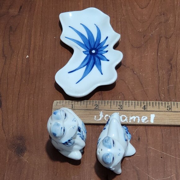 Vintage Lounging Frog Couple Blue White Floral Salt Pepper Shaker Set - Picture 10 of 12